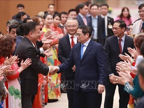 El primer ministro Pham Minh Chinh se reúne con vietnamitas en el extranjero que asisten al programa "Primavera en tierra natal". (Fotografía: VNA)