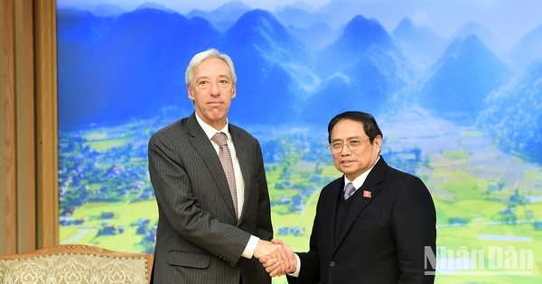 El primer ministro de Vietnam, Pham Minh Chinh recibió al canciller de Portugal, Joao Gomes Cravinho.