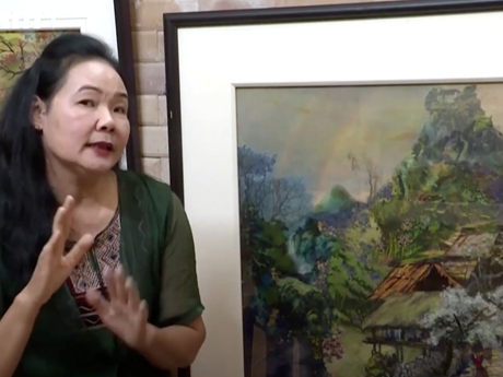 La artista Tran Thanh Thuc y sus obras (Fotografía: VNA)