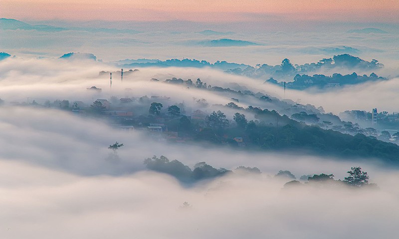 Da Lat en medio de la niebla de la mañana. (Foto: Le Hoang Men) 