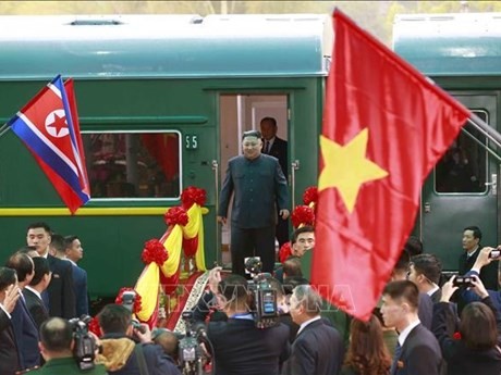 El presidente de Corea del Norte, Kim Jong-un, se baja del tren en la estación de Dong Dang durante su visita a Vietnam en 2019. (Fotografía: VNA)