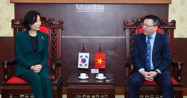El presidente-editor de Nhan Dan, Le Quoc Minh recibe a la embajadora surcoreana, Oh Youngju.