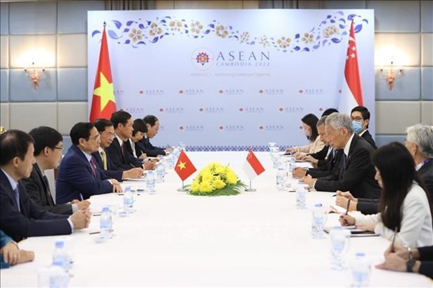 Al margen de las cumbres 40 y 41 de la ASEAN en Phnom Penh, Camboya, el primer ministro Pham Minh Chinh se reunió con su par singapurense, Lee Hsien Loong. (Fotografía: VNA)