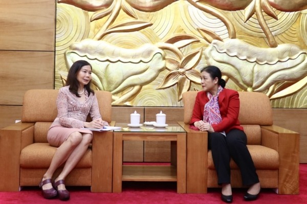 La presidenta de la Unión de Organizaciones de Amistad de Vietnam, Nguyen Phuong Nga (D), y la coordinadora residente de la ONU en Vietnam, Pauline Tamesis. 