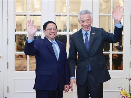 El primer ministro de Vietnam, Pham Minh Chinh, y su homólogo singapurense Lee Hsien Loong (derecha) (Foto: VNA)