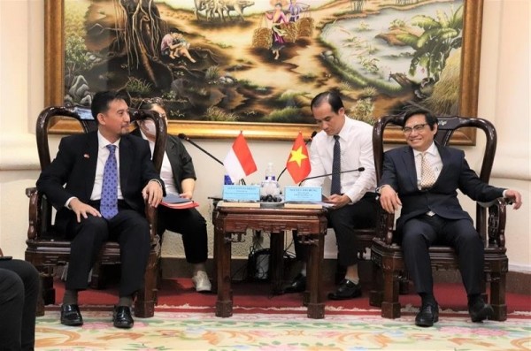 El presidente del Comité Popular de la provincia vietnamita de Dong Nai, Nguyen Son Hung (D) y el cónsul general de Indonesia, Agustaviano Sofjan.