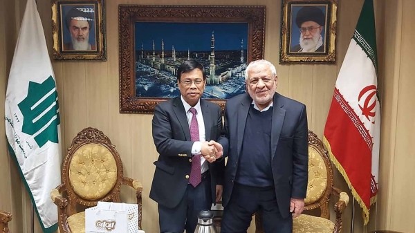 El embajador vietnamita en Irán, Luong Quoc Huy y el secretario general del Partido de Coalición Islámica del país del Medio Oriente, Asadollah Badamchian.