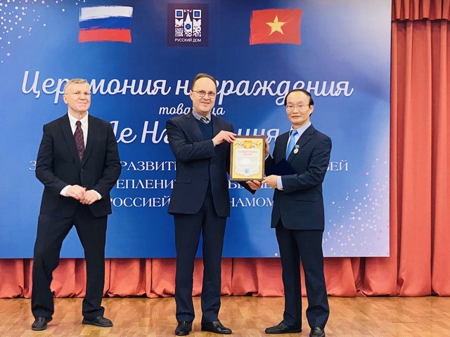 Confiere Rusia insignia “Por la amistad y la cooperación” a exfuncionario vietnamita.