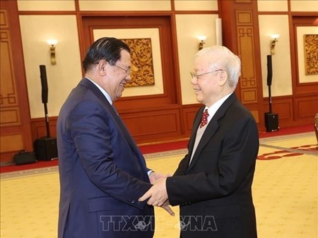 El secretario general del , Nguyen Phu Trong, recibe al presidente del Partido Popular y primer ministro de Camboya, Hun Sen (Fotografía: VNA)