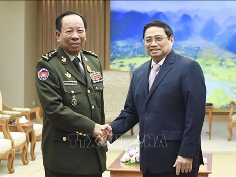 El primer ministro de Vietnam, (derecha), recibe al general Tea Banh, viceprimer ministro y titular de Defensa de Camboya (Fotografía: VNA)