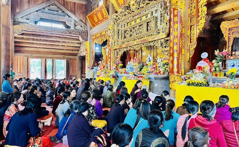 Muchas personas participan en la fiesta de la pagoda de Quynh Lam.