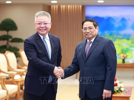 El primer ministro de Vietnam, Pham Minh Chinh (derecha), y el secretario del Comité del Partido Comunista de China en la provincia de Hainan, Shen Xiaoming, (Foto: VNA)