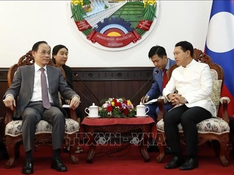 El panorama de la reunión entre el viceprimer ministro y canciller de Laos, Saleumxay Kommasith, y el jefe de la Comisión de Relaciones Exteriores del Comité Central del Partido Comunista de Vietnam, Le Hoai Trung. (Foto: VNA)