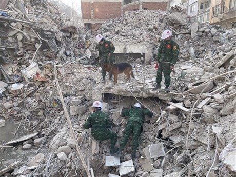 Socorristas vietnamitas en el trabajo de búsqueda y rescate en Turquía (Foto: VNA)