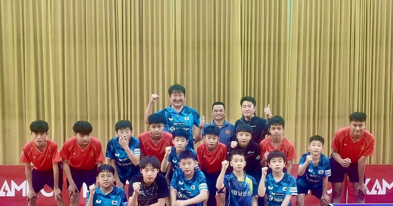 Jóvenes jugadores vietnamitas de ping-pong en topes amistosos con equipo de Busán