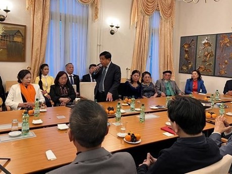 El ministro de Planificación e Inversión de Vietnam, Nguyen Chi Dung, trabaja con la Red de Innovación de Vietnam en Alemania. (Fuente: VNA)