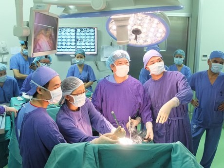 Tran Binh Giang, director del Hospital de Amistad de Viet Duc, y su equipo realizaron una cirugía laparoscópica (Foto: El Hospital de Amistad de Viet Duc)