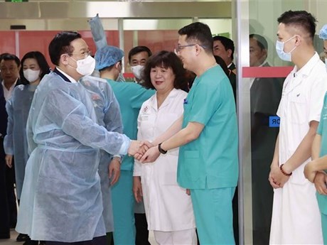 El presidente de la Asamblea Nacional, Vuong Dinh Hue, se reúne con el personal del Hospital Central Militar 108 (Foto: VNA)