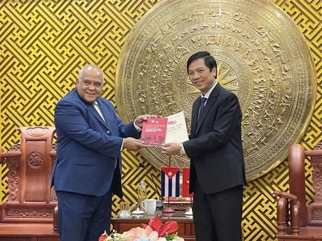 El embajador cubano en Vietnam, Orlando Nicolás Hernández Guillén, obsequia un regalo a las autoridades de Quang Tri (Foto: VNA)