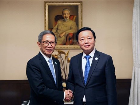 El viceprimer ministro vietnamita Tran Hong Ha (derecha) recibe a Raphael Perpetuo M. Lotilla, secretario de Energía de Filipinas (Foto: VNA)