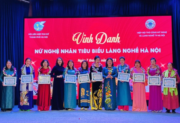 Honran a 10 artistas destacadas de aldeas artesanales de Hanói. 