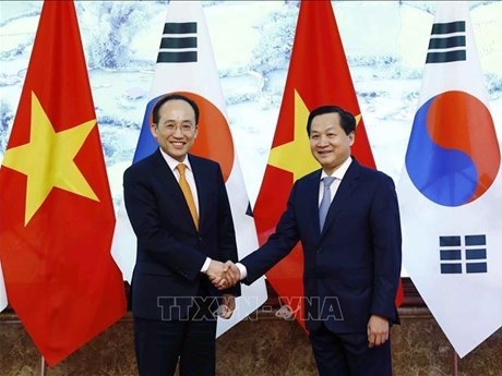 El viceprimer ministro vietnamita Le Minh Khai y su homólogo surcoreano Choo Kyung-ho (Fuente: VNA)