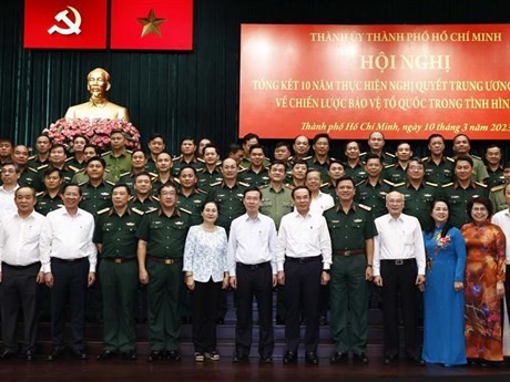 El presidente de Vietnam, Vo Van Thuong, y los delegados a la conferencia. (Foto: VNA)