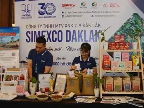 Exposición de productos cafeteros al margen del concurso (Foto: VNA)