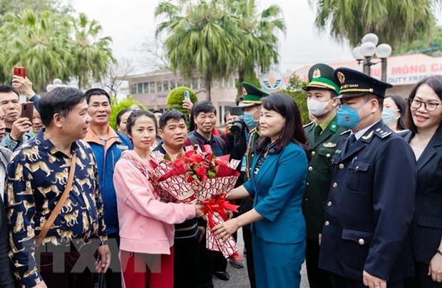 Autoridades de Mong Cai recibe a turistas (Foto: VNA)