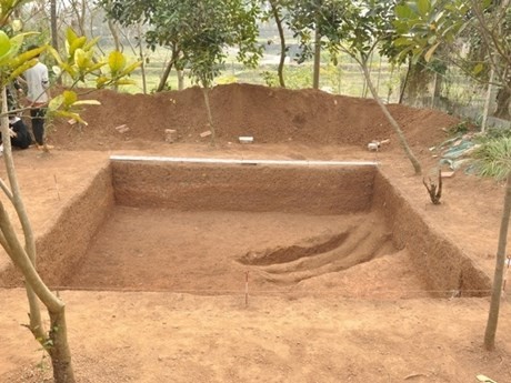 Un sitio de excavación en la colina Dong Dau en la aldea Doai, distrito de Ba Vi en las afueras de Hanói, donde se desenterraron las hachas de piedra. (Fuente: PCV)