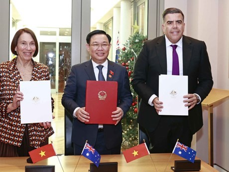 El presidente de la Asamblea Nacional de Vietnam, Vuong Dinh Hue, firmó un acuerdo de cooperación parlamentaria con la presidenta del Senado, Sue Lines, y el titular de la Cámara de Representantes de Australia, Milton Dick (Foto: VNA)