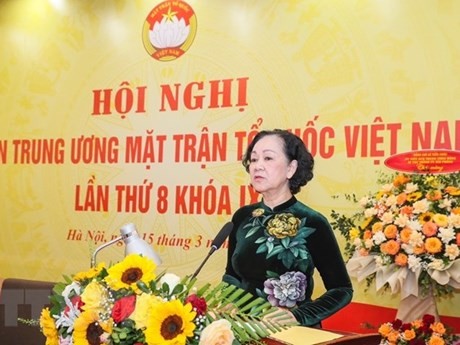 La miembro del Buró Político y permanente del Secretariado del Comité Central del PCV y jefa de su Comisión de Organización, Truong Thi Mai, interviene en el evento. (Foto: VNA)