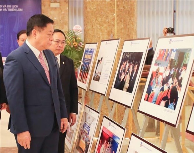 Nguyen Trong Nghia, jefe de la Comisión de Propaganda y Educación del Comité Central del Partido Comunista de Vietnam, visita la exposición (Foto: VNA)