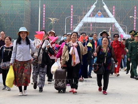 Turistas chinos en la puerta fronteriza internacional de Lao Cai (Foto: VNA)