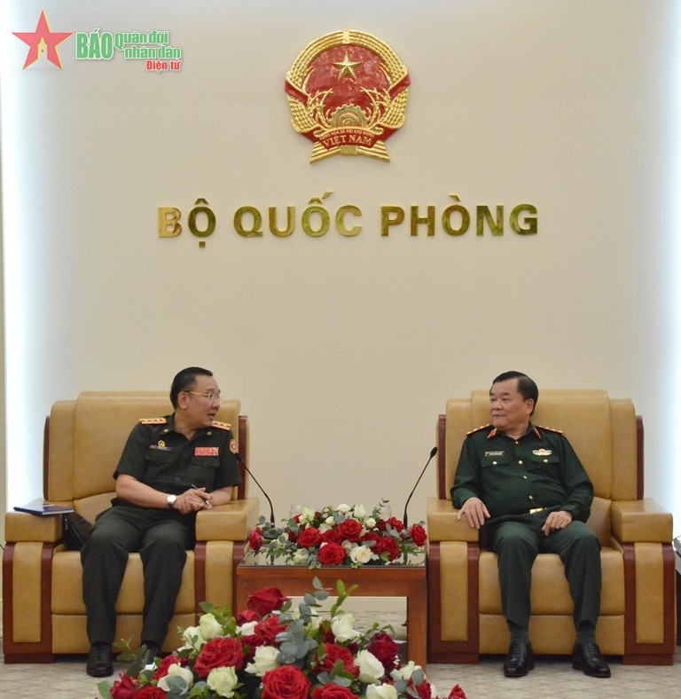 El coronel general Hoang Xuan Chien, viceministro de Defensa de Vietnam (D) y el coronel Vongxay Inthakham, agregado militar de Laos en Vietnam.