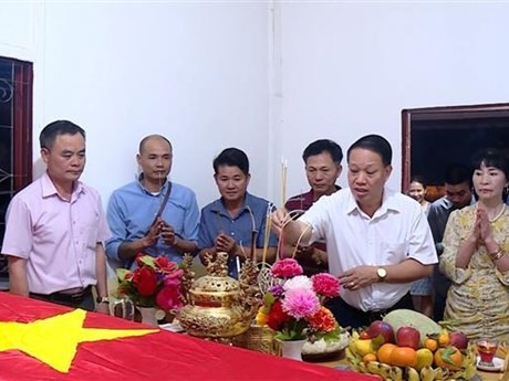 Rinden homanaje a cuatro combatientes internacionalistas vietnamitas fallecidos en Laos, cuyos restos fue hallados por la Región militar 2 de Vietnam (Foto: VNA)