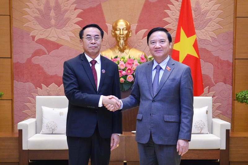 El vicepresidente de la Asamblea Nacional de Vietnam, Nguyen Khac Dinh (D), y el jefe de la Comisión Judicial del Parlamente laosiano, Khampheng Vilaphanh. 
