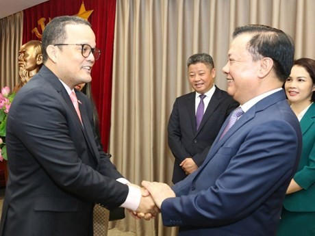El embajador de la República Dominicana en Vietnam, Francisco Rodríguez, saluda al secretario del Comité del Partido Comunista de Vietnam en Hanói, Dinh Tien Dung (Foto: hanoimoi.com.vn)
