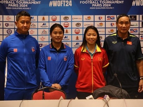 De derecha a izquierda en la foto, el entrenador de la selección femenina de fútbol de Vietnam, Mai Duc Chung, y la capitana Huynh Nhu y representantes del equipo de Nepal (Foto: VNA)