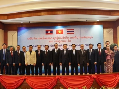 Autoridades de Ciudad Ho Chi Minh y Laos y representantes de las localidades asistentes al foro (Foto: sggp.org.vn)