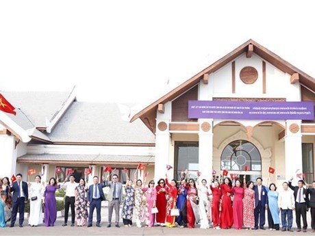 Numerosos residentes vietnamitas en Laos participaron en una ceremonia de bienvenida al presidente vietnamita, Vo Van Thuong, que realiza una visita oficial al país vecino (Foto: VNA)