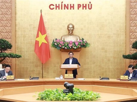 El primer ministro vietnamita, Pham Minh Chinh, presidió una reunión temática del Gobierno sobre la elaboración de leyes en abril (Foto: VNA)