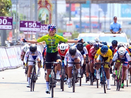 Nguyen Thi That celebra su victoria en la segunda etapa del Tour de Tailandia. (Foto: vnexpress.net)
