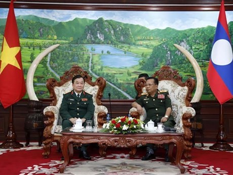 El miembro del Comité Central del Partido Comunista y viceministro de Defensa de Vietnam, coronel general Hoang Xuan Chien realizó una visita de cortesía al general Chansamone Chanyalath, miembro del Buró Político, viceprimer ministro y titular de Defensa de Laos (Foto: VNA)