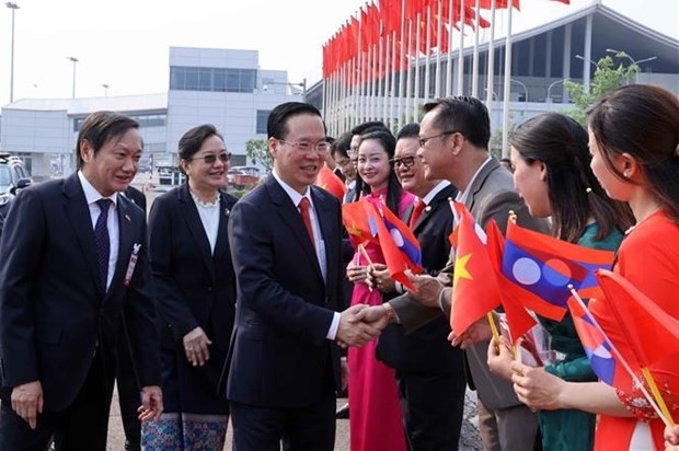 El presidente de Vietnam, Vo Van Thuong, en el acto de bienvenida en el aeropuerto internacional de Wattay, en Vientián. (Foto: VNA)