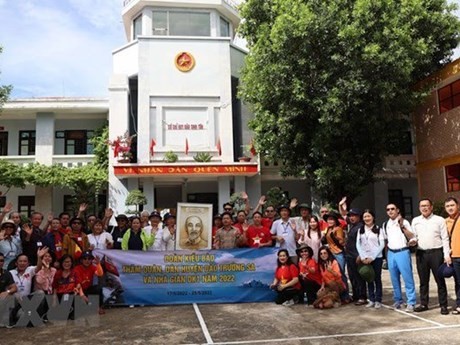 Residentes vietnamitas en el extranjero en la isla de Sinh Ton en 2022. (Foto:VNA)