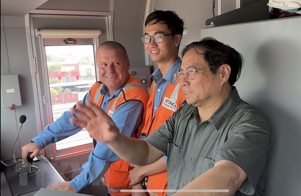 El primer ministro de Vietnam, Pham Minh Chinh (primer persona desde la derecha), inspecciona operación del metro 1 de Ciudad Ho Chi Minh (Foto: VNA)