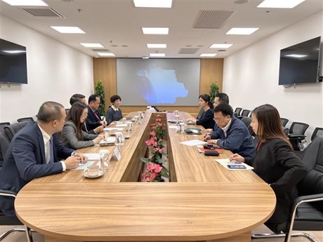 Durante el encuentro de trabajo entre el Consulado General de Vietnam en Hong Kong y Macao (China) y el Instituto de Promoción de Inversiones y Comercio de Macao (Fuente: VNA)