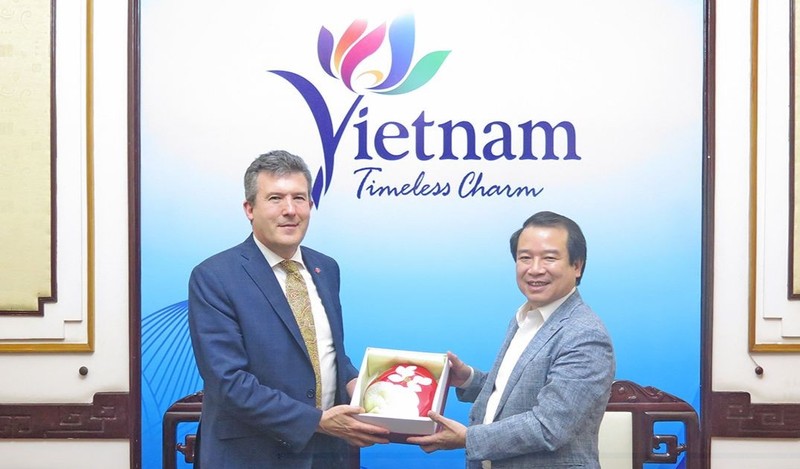 El subjefe del Departamento de Turismo de Vietnam, Ha Van Sieu, entrega un regalo al director general de Austrade, Xavier Simonet.