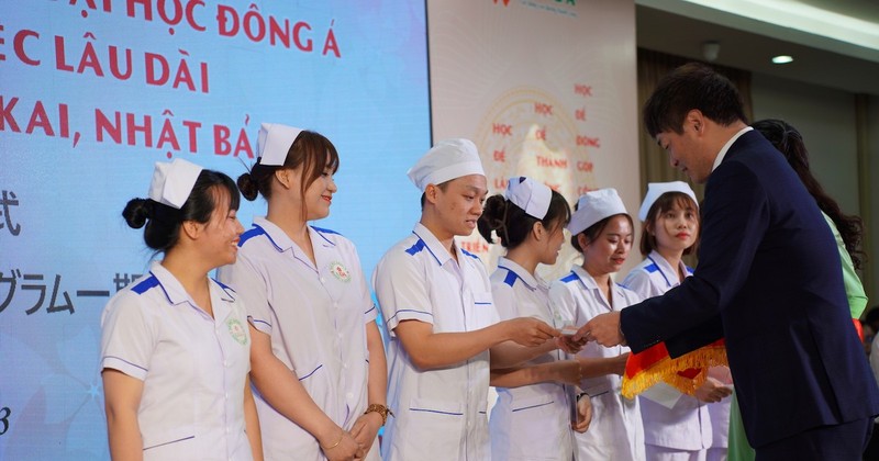 Los estudiantes vietnamitas que reciben becas de Aijinkai. 